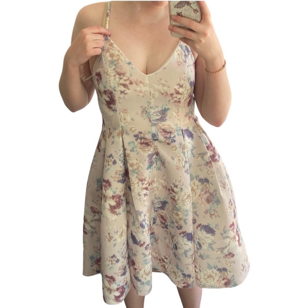 🦋Host Pick🦋 V Cut Cream Floral Flowy Dress with Adjustable Straps - Picture 2 of 8